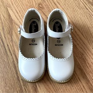 Footmates white scalloped Mary Janes (Allie shoe), size 10.5 m/w toddler girl
